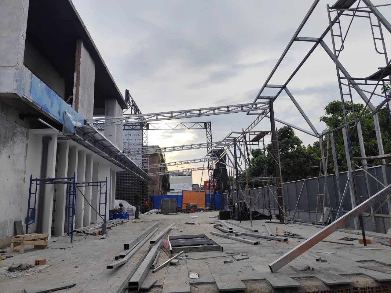 Construction of The Gangs Airport Restaurant in Go Vap